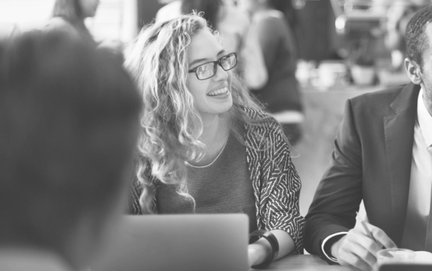 Professionnels travaillant ensemble sur des analyses financières